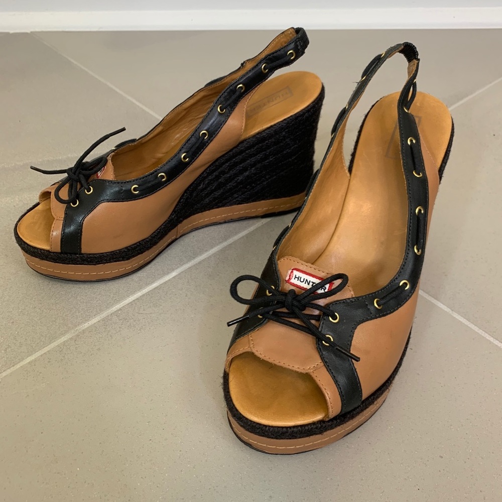 Hunter Abaco Wedge Peep Toe Sandal - Picture 2 of 9